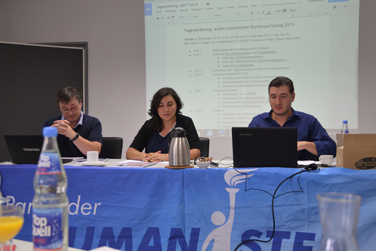 Versammlungsleiter Hartmut Feige, Schatzmeisterin Ioana Hauke und Generalsekretär Beka Kobaidze (v.l.n.r.)