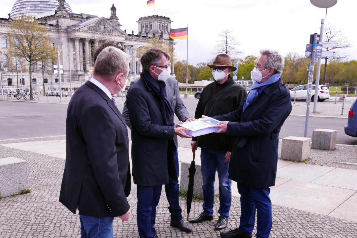 Petitionsübergabe von Matthias Katsch an Lars Castellucci