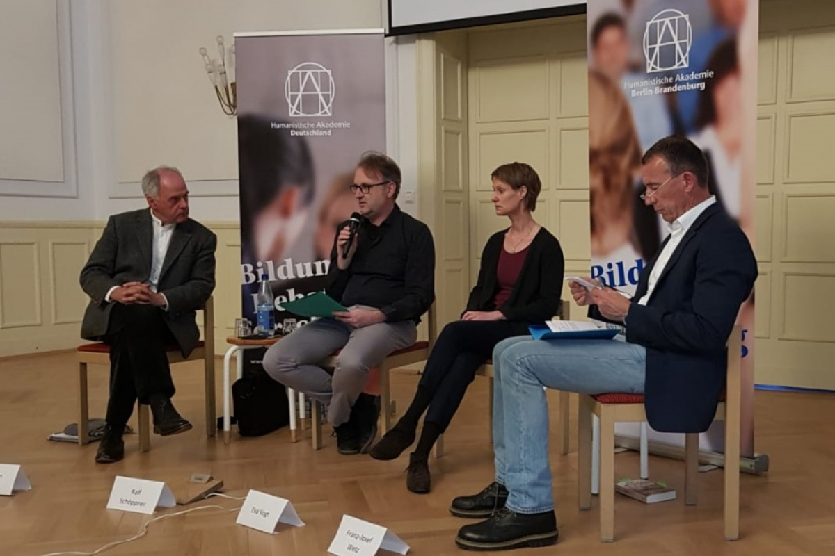Podium mit Wilhelm Schmid, Ralf Schöppner, Eva Vogt und Franz-Josef Wetz (v.l.)