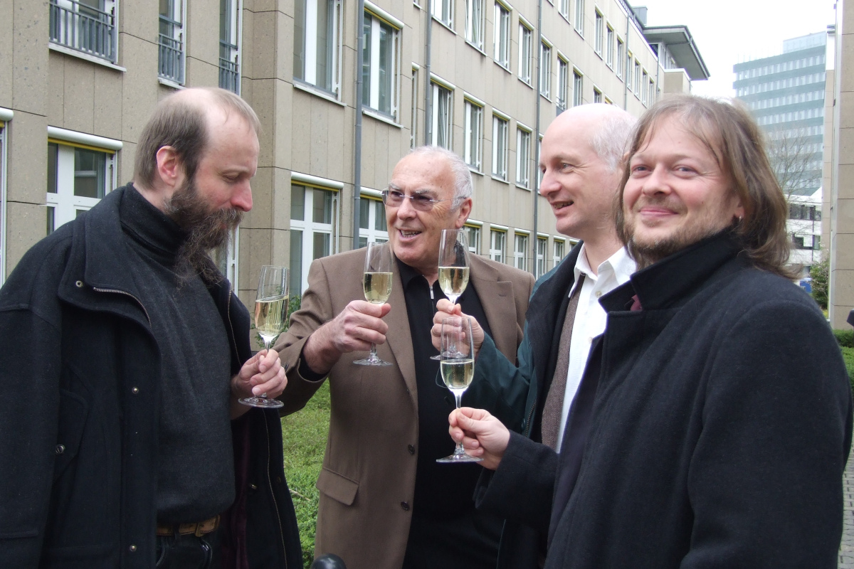 Gunnar Schedel (Alibri Verlag), Herbert Steffen (Gründer der Giordano-Bruno-Stiftung), Helge Nyncke (Illustrator) und Michael Schmidt-Salomon (Autor) feiern 2006 die erfolgreiche Rettung des kleinen Ferkels.