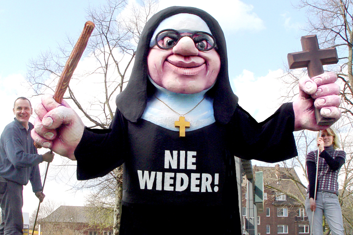 Die "Prügelnonne" von Jaques Tilly