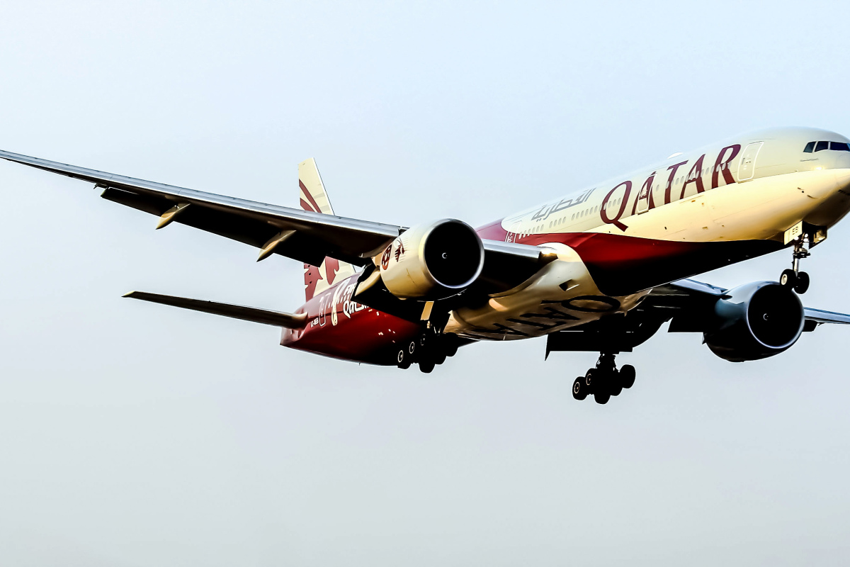 Ein Flugzeug von Qatar Airways im speziellen WM-Design