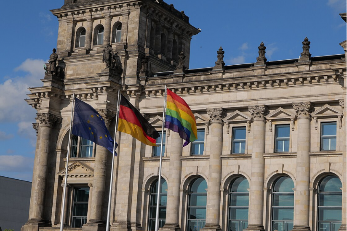 Reichstagsgebäude mit Regenbogenbeflaggung (2022)