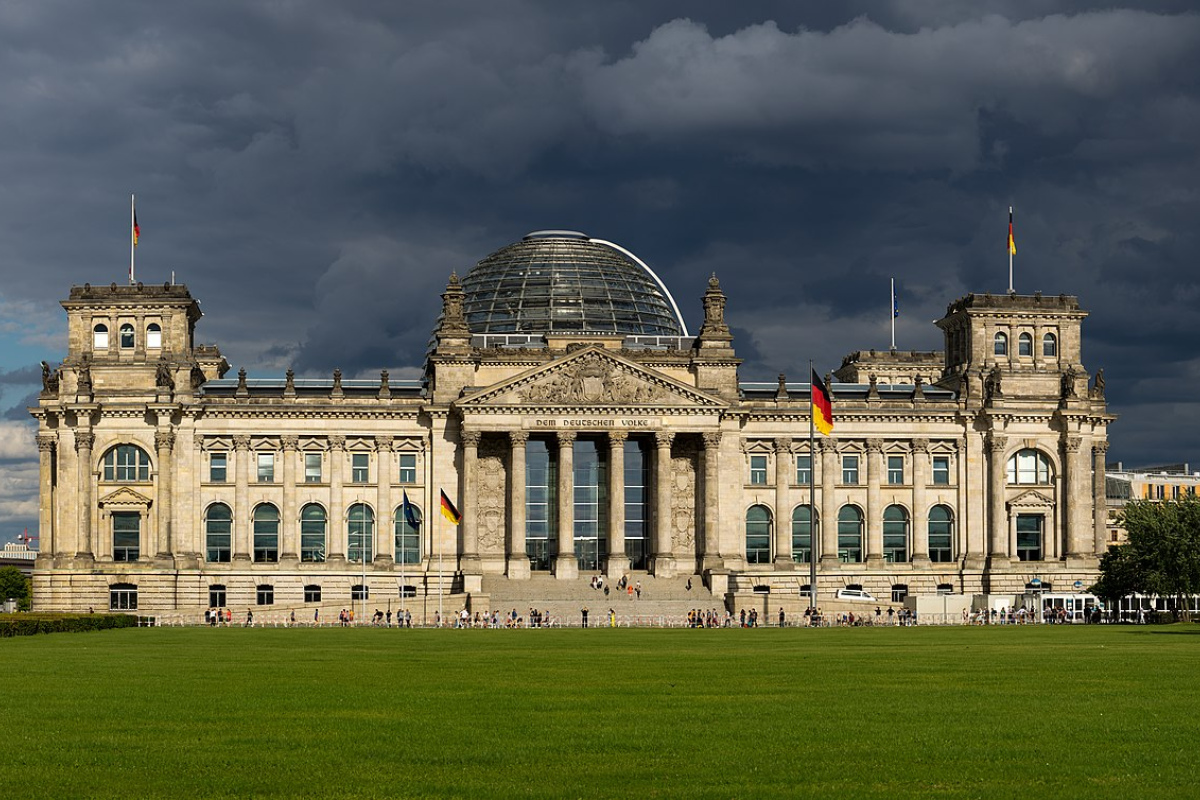 Dunkle Wolken über dem Reichstagsgebäude