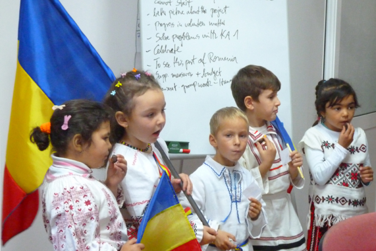 Kinder in Cozmesti School
