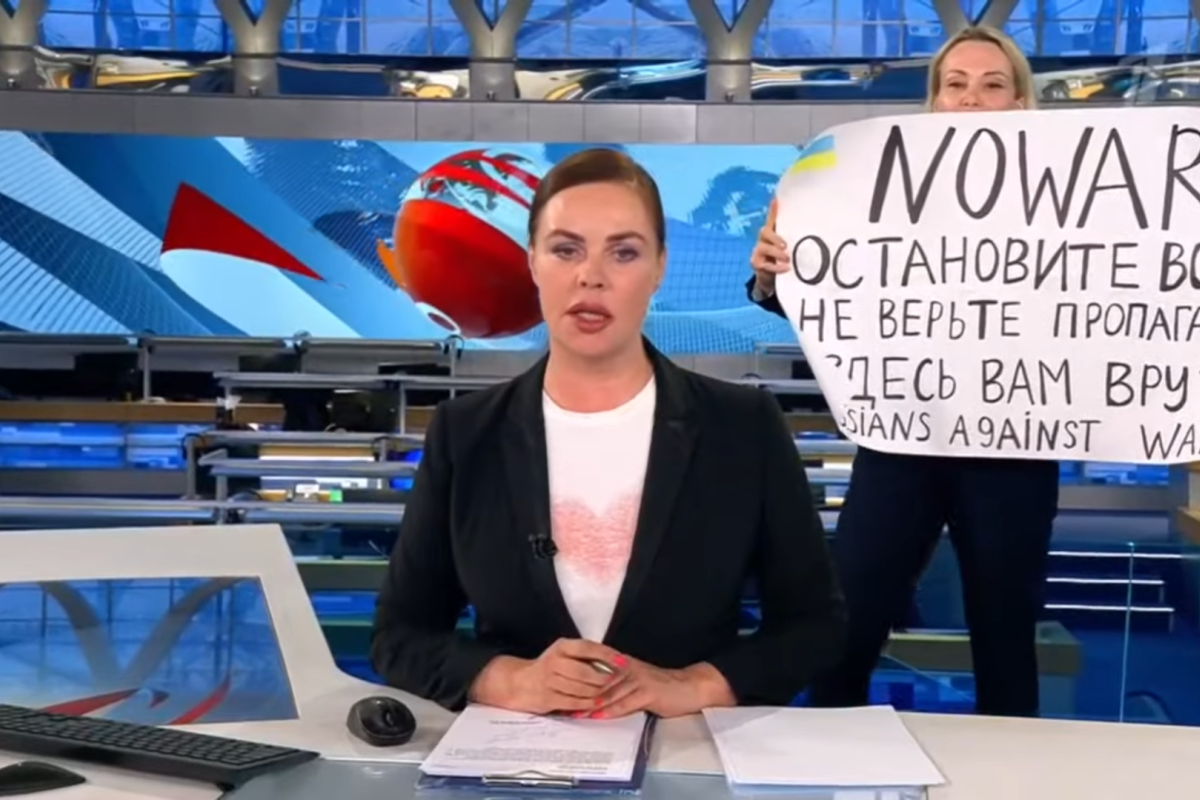 Marina Owsjannikowa hielt im russischen Staatsfernsehen ein Protestplakat gegen den Krieg hoch