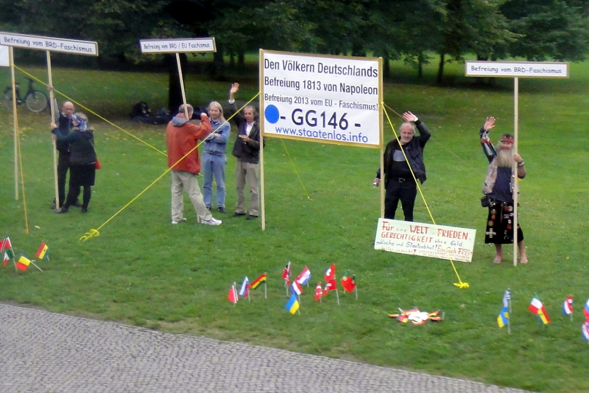Protest von „Reichsbürgern“, die sich auf Artikel 146 des Grundgesetzes berufen (vor dem Reichstagsgebäude in Berlin)
