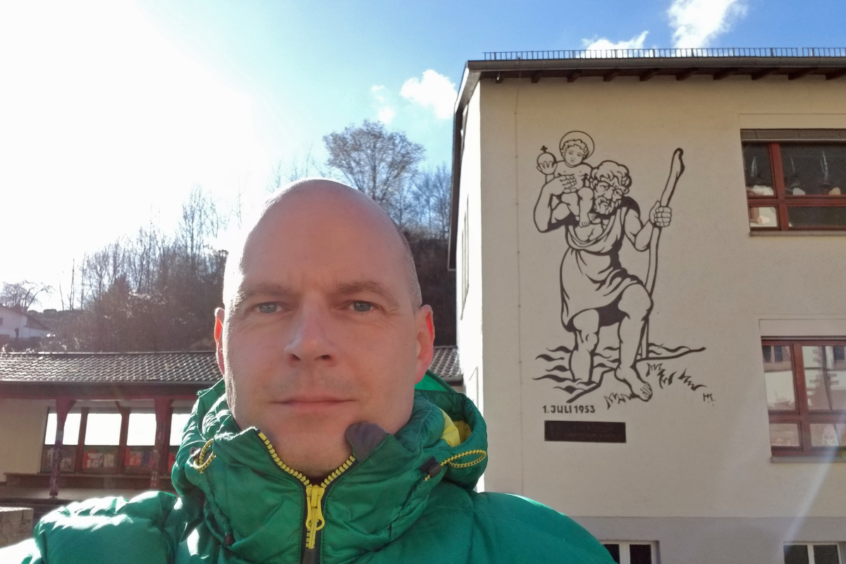 Alexander Michael Stier vor der Christophorus-Grundschule