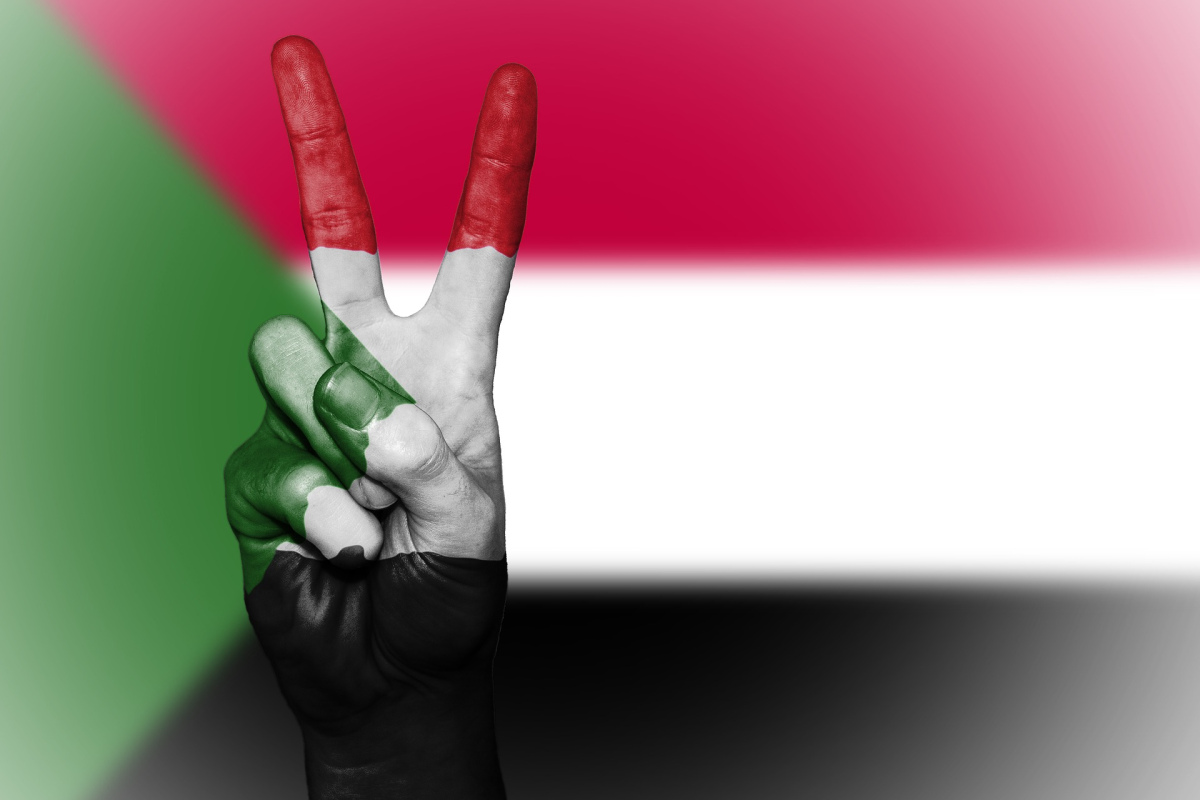 Sudanesische Flagge mit "Peace"-Zeichen