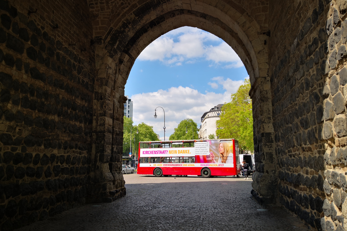 Bus vor der Hahnentorburg am Rudolfplatz 