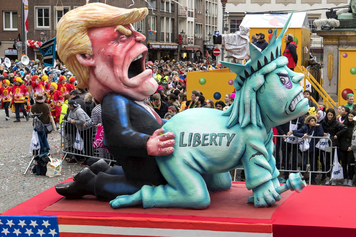 Karnevalswagen von Jacques Tilly beim Düsseldorfer Rosenmontagszug 2017