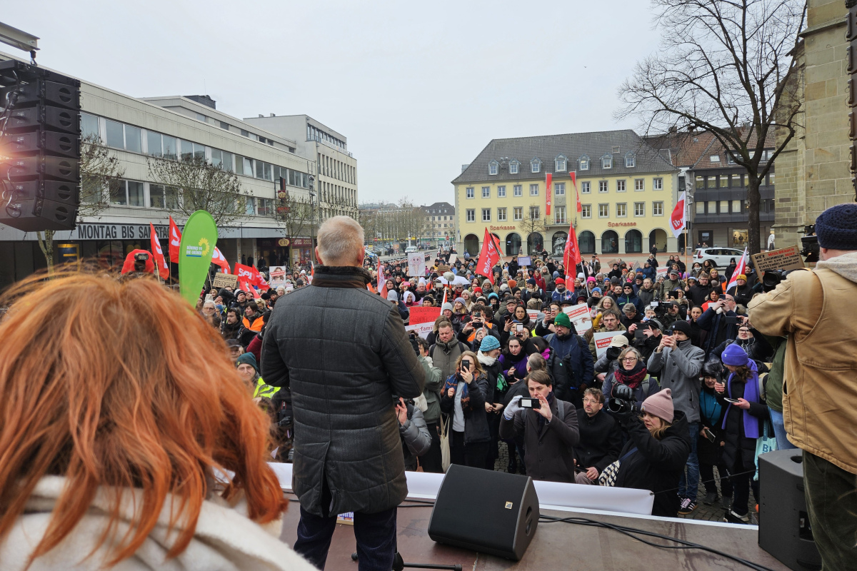 Blick von der Bühne auf die Demonstranten