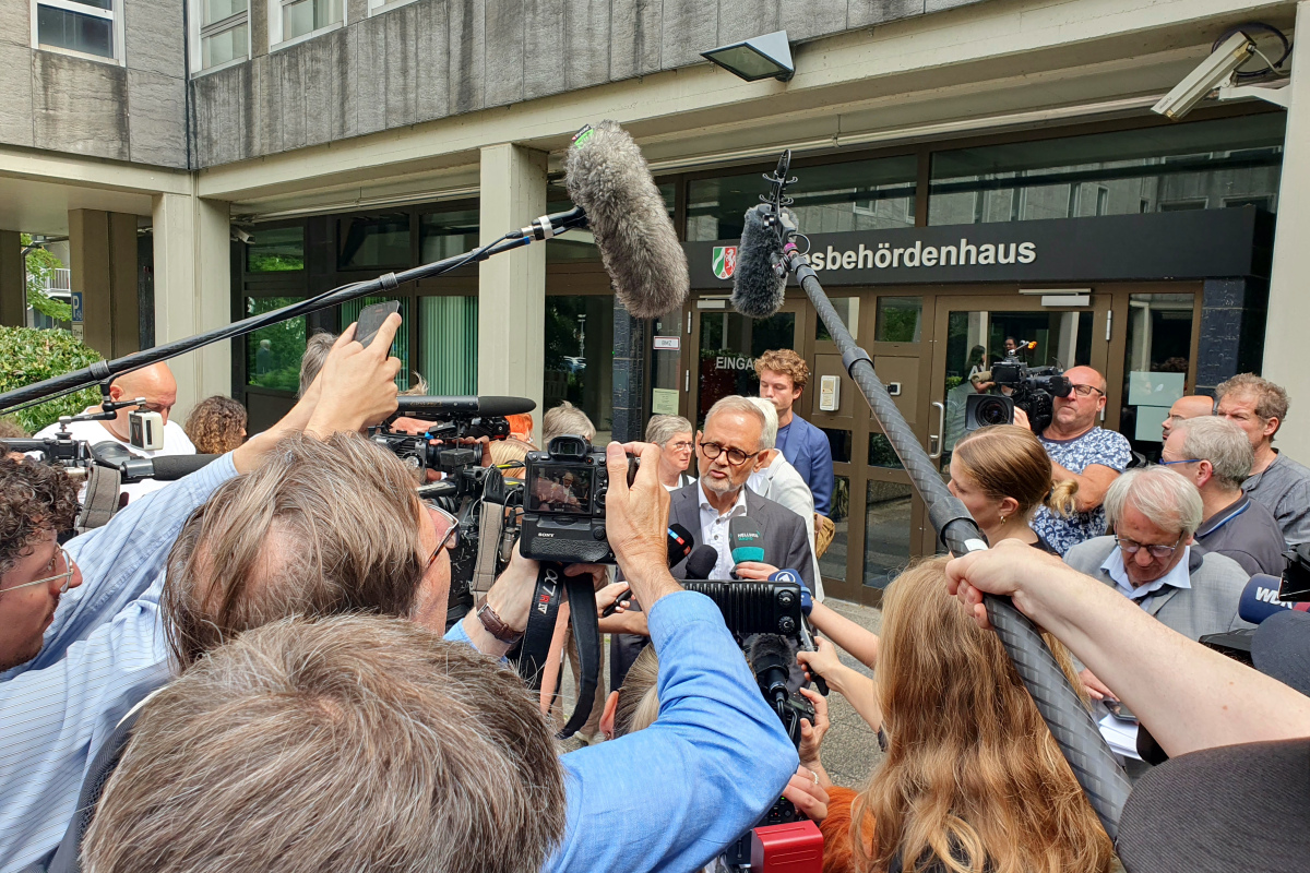 Joachim Volz, von Journalisten umringt