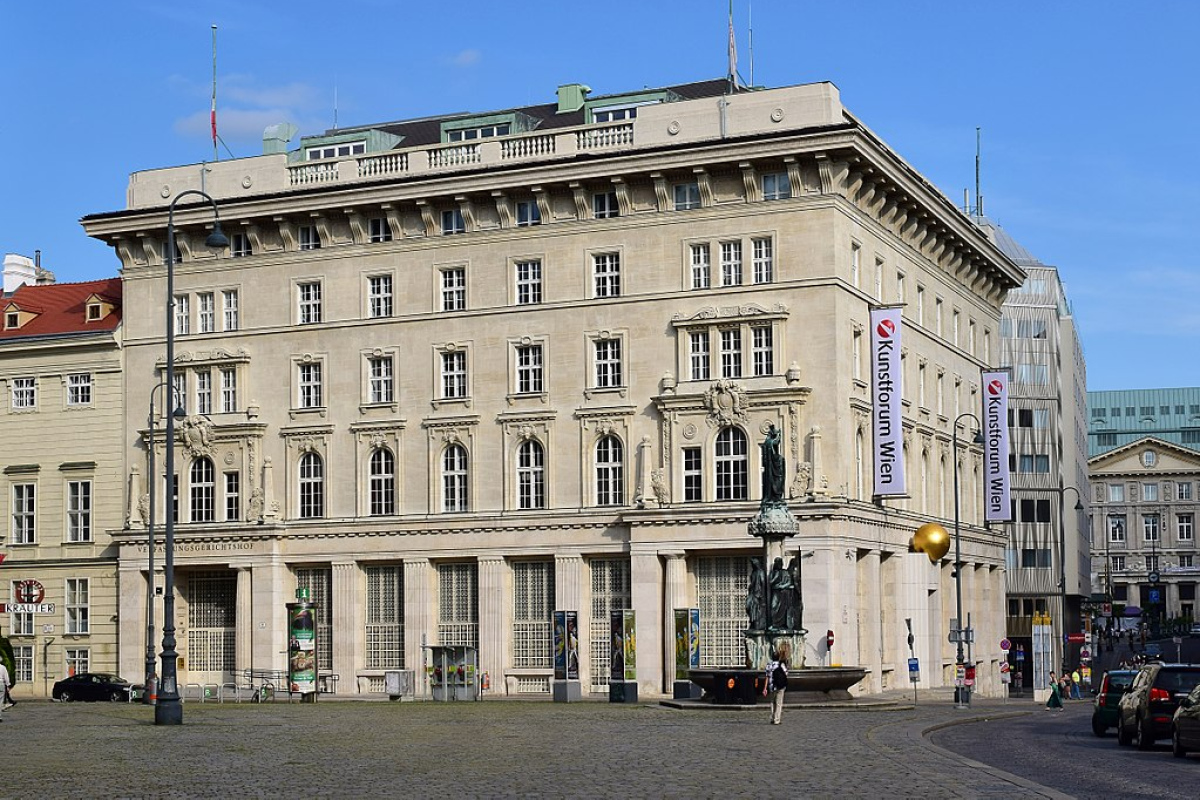 Verfassungsgerichtshof und Kunstforum in Wien