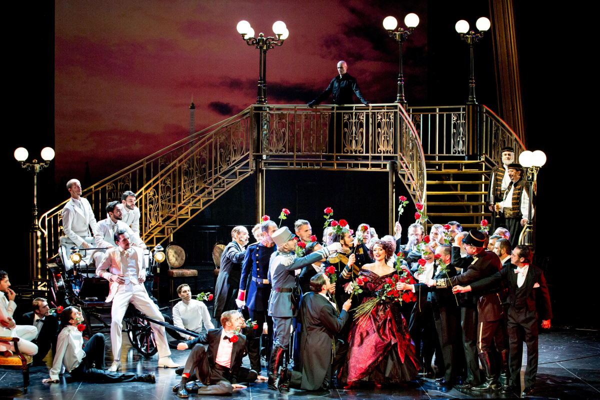 Camille Schnoor (Hanna Glawari), Ensemble, Ballett und Herrenchor des Staatstheaters am Gärtnerplatz