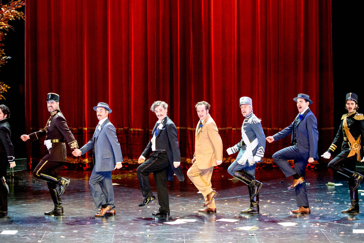 Sigrid Hauser (Njegus), Juan Carlos Falcón (Raoul de St. Brioche), Holger Ohlmann (Pritschitsch), Hans Gröning (Baron Mirko Zeta), Daniel Prohaska (Graf Danilo Danilowitsch), Frank Berg (Kromow), Liviu Holender (Vicomte Cascada), Maximilian Berling (Bogda