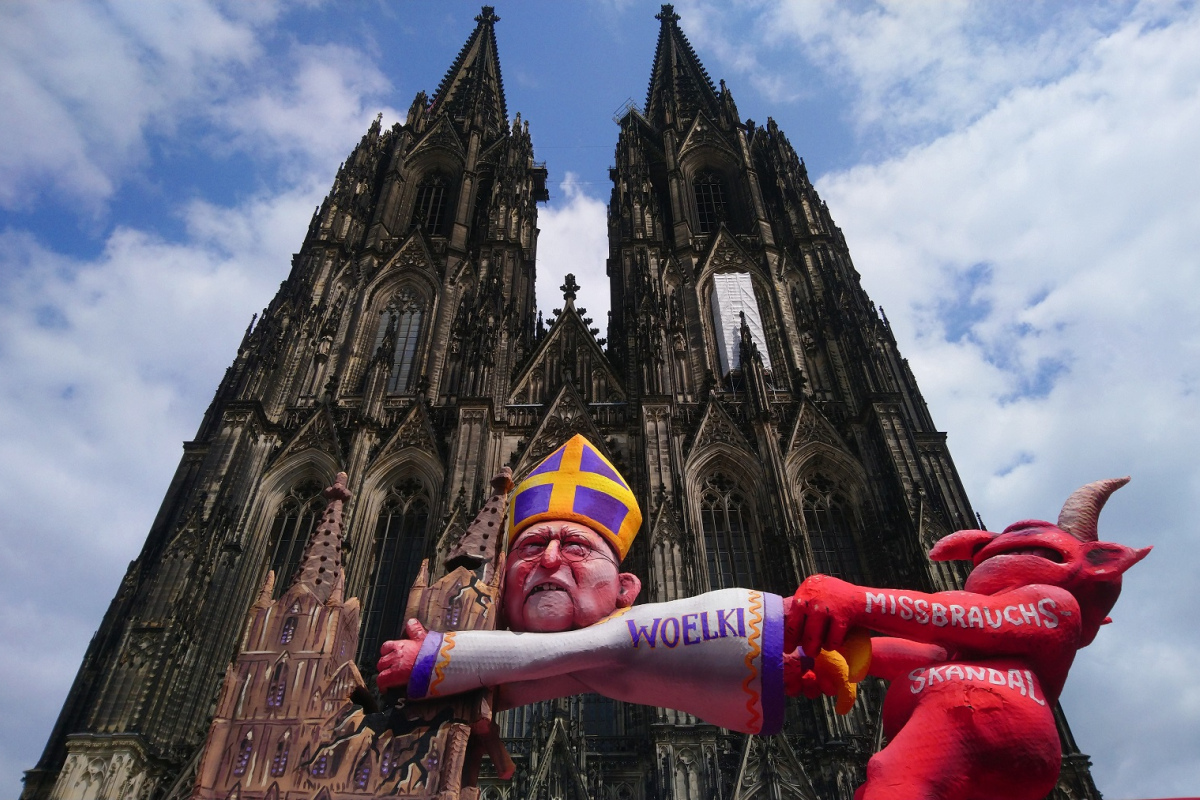 Der "Zappel-Woelki" vor dem Kölner Dom