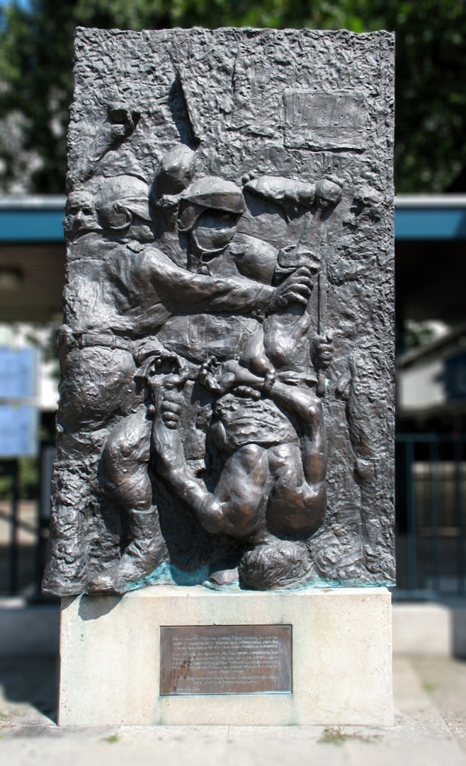 Alfred Hrdlicka: Der Tod des Demonstranten, Relief vor der Deutschen Oper, Berlin, Wikimedia, CC BY-SA 2.0 de